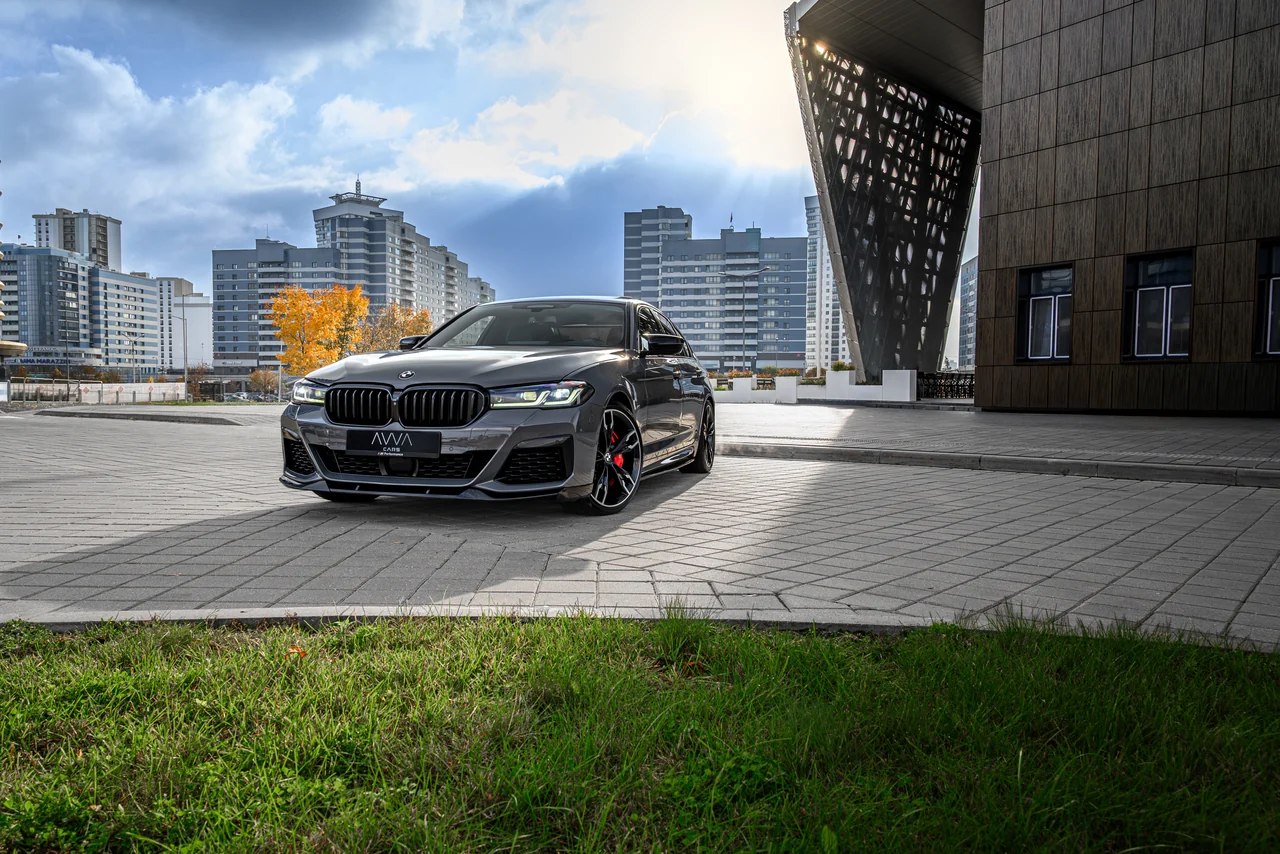 BMW M550i — фото 2