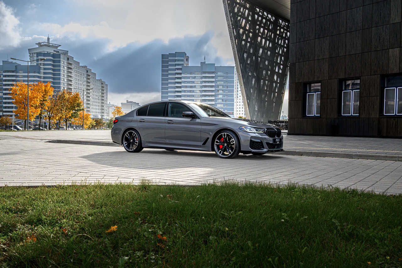 BMW M550i — фото 5
