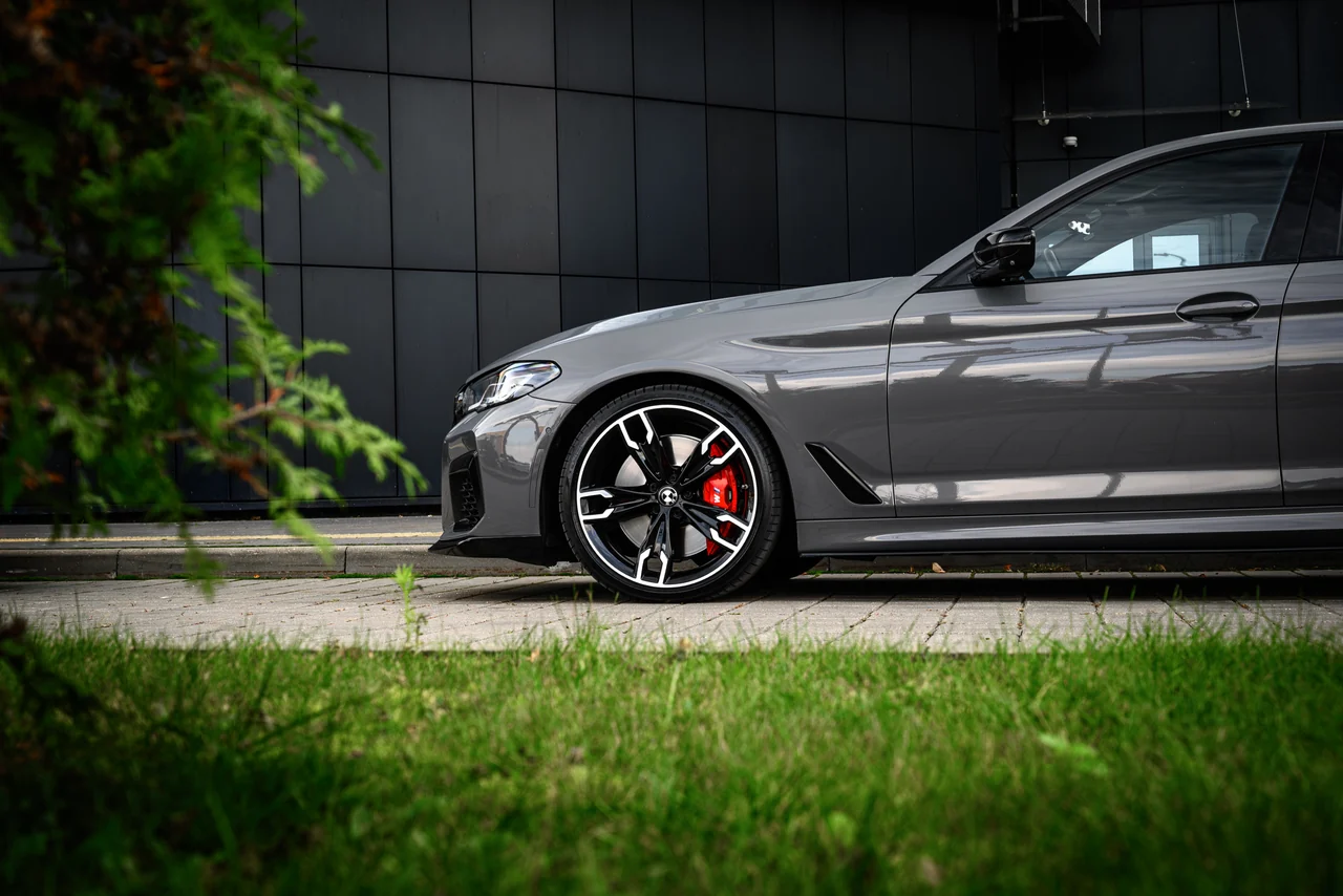 BMW M550i — фото 10