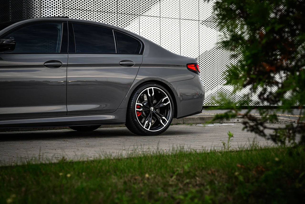 BMW M550i — фото 11
