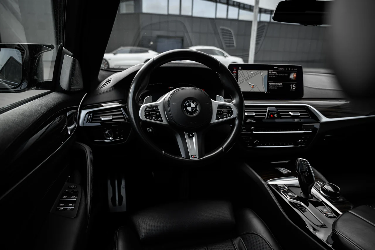 BMW M550i — фото 12