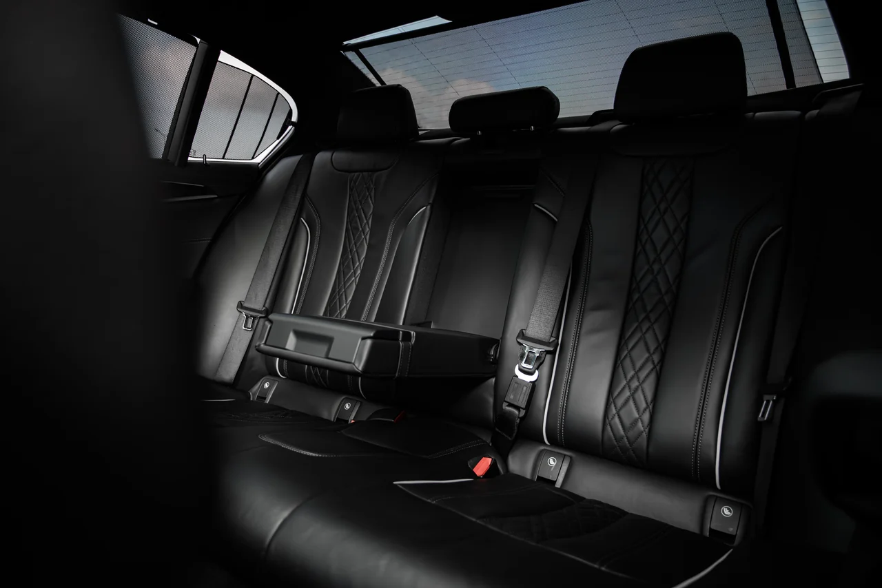 BMW M550i — фото 14