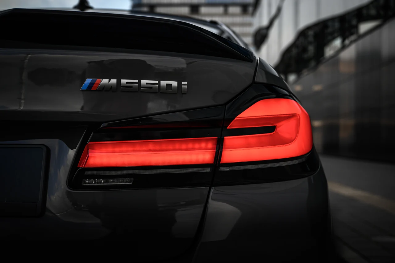 BMW M550i — фото 15