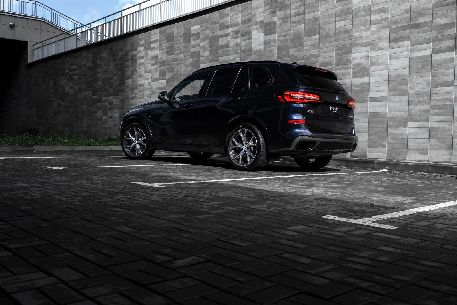BMW X5 Family Edition — вид сзади и сбоку